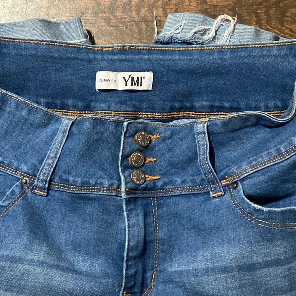 Curvy Fit YMI Women Shorts Size 13/31 - Picture 4 of 9